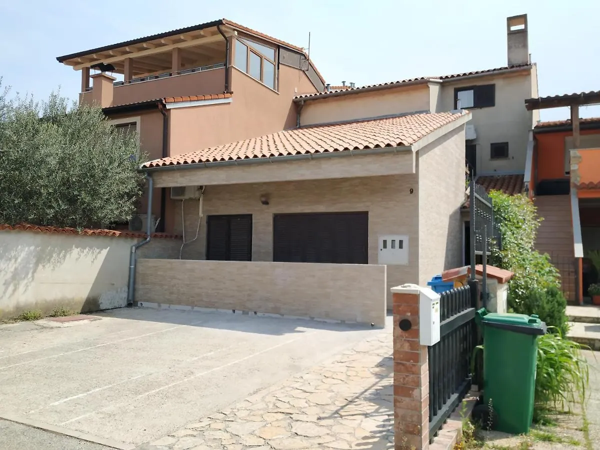 Apartmani Zp44 Pola 0*,  Croazia